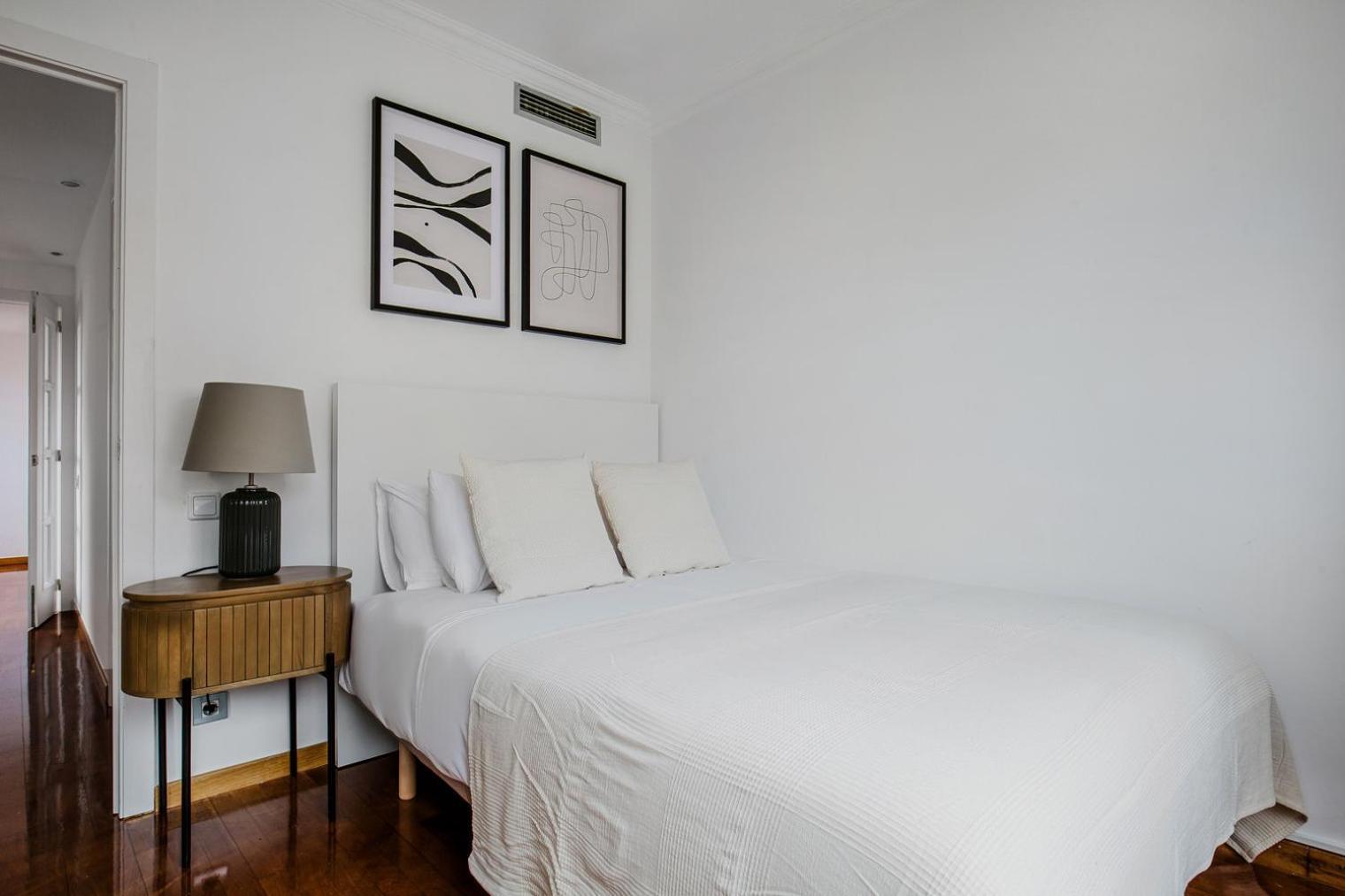 Blueground Pedralbes Pool Garden Ac Bcn-175